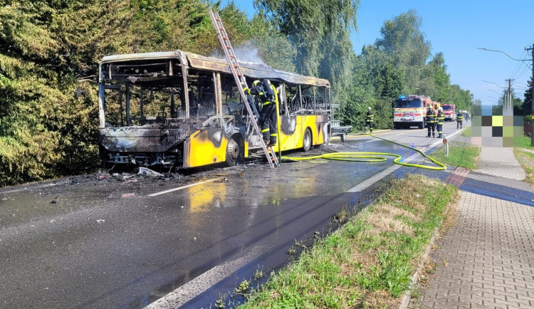 Požár autobusu v Ropici způsobil škodu milion korun, cestující včas unikli
