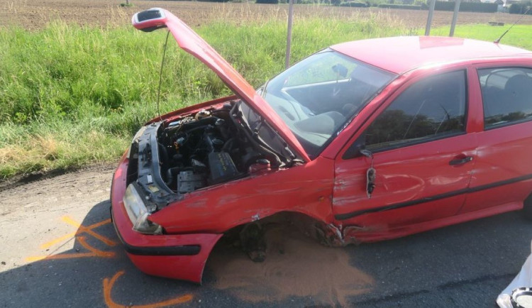 Řidič v Mohelnici utrhl kolo, které odletělo a narazilo do protijedoucího vozu. Od nehody utekl