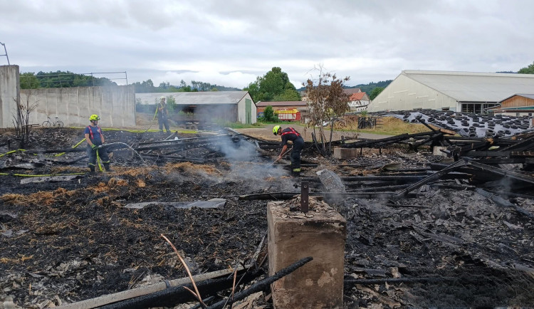 Hasiči vyjížděli k nahlášenému požáru kravína. Byl vyhlášen druhý stupeň požárního poplachu