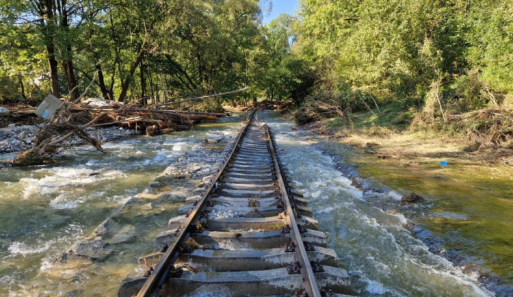 Voda poničila železniční trať při loňské povodni