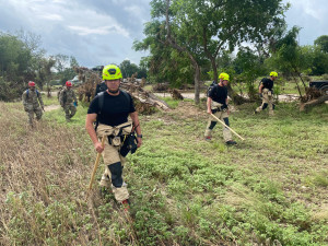 Během osmidenního nasazení propátrávali členové týmu po ničivé povodni koryto řeky Guadalupe a přilehlé oblasti v okolí měst Center Point a Kerrville