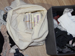 Policejní TOXI tým dopadl gang výrobců obřího množství pervitinu. Doma měli statisíce korun