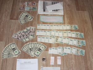 Policejní TOXI tým dopadl gang výrobců obřího množství pervitinu. Doma měli statisíce korun