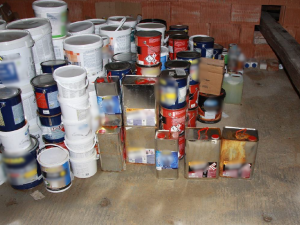 Policejní TOXI tým dopadl gang výrobců obřího množství pervitinu. Doma měli statisíce korun