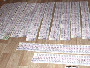 Policejní TOXI tým dopadl gang výrobců obřího množství pervitinu. Doma měli statisíce korun