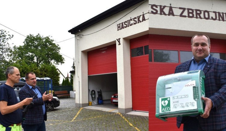 Náměstek primátora Lukáš Kmec před zbrojnicí v Lískovci připravuje umístění AED