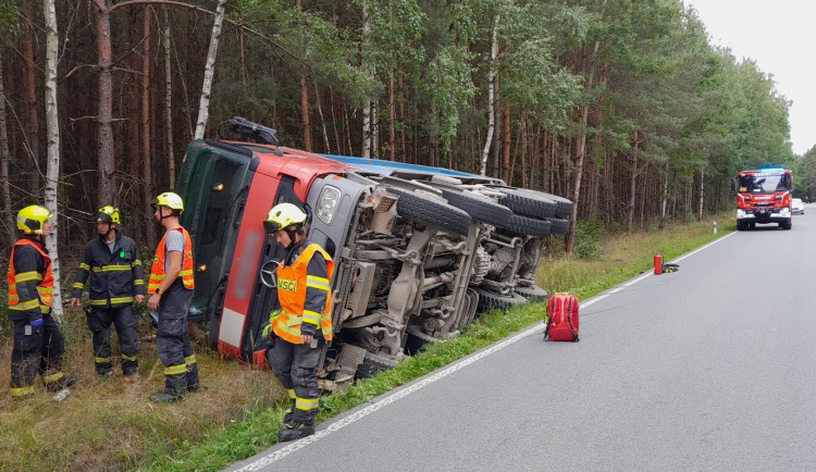 Pod náklaďákem se štěrkem se utrhla krajnice, kolos zůstal na boku v příkopu
