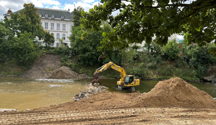 Kvůli rekonstrukci zajímavé vodovodní stavby přepůlí řeku Radbuzu v centru Plzně a přesměrují tok 