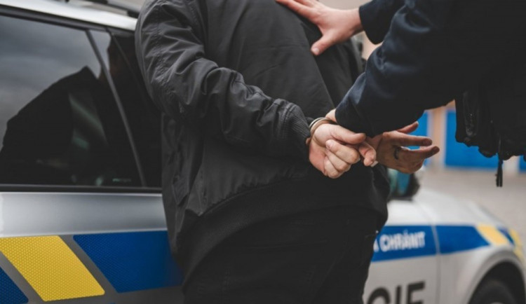 Zloděj ukradl auto a jel dál loupit, policie recidivistu bleskově dopadla