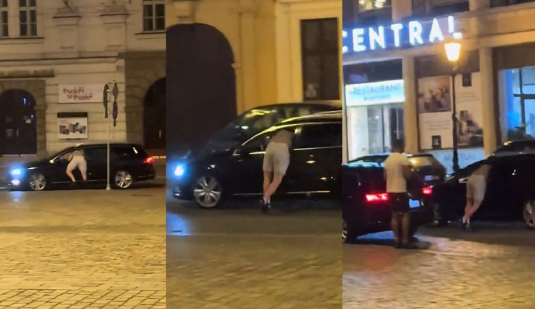 Muž visel z okna dveří u řidiče auta, které zběsile ujíždělo kolem náměstí Republiky
