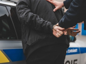 Zloděj ukradl auto a jel dál loupit, policie recidivistu bleskově dopadla