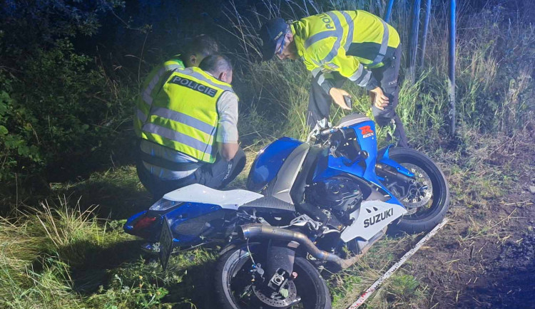 Na Znojemsku zemřel v pátek večer po nárazu do stromu motorkář