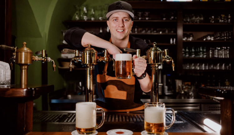 Výčepní ve Švédsku boří mýty o plzeňském pivu. Vyvrací cizincům, že je pěna podfuk