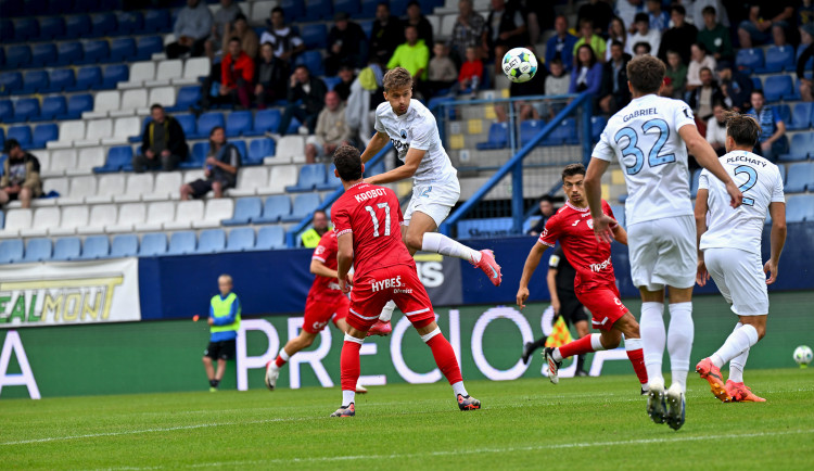 Slovan zvládl domácí premiéru, Pardubice porazil 2:1