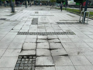 Ostrava chystá další fázi oprav poškozené dlažby u obchodního centra Nová Karolina
