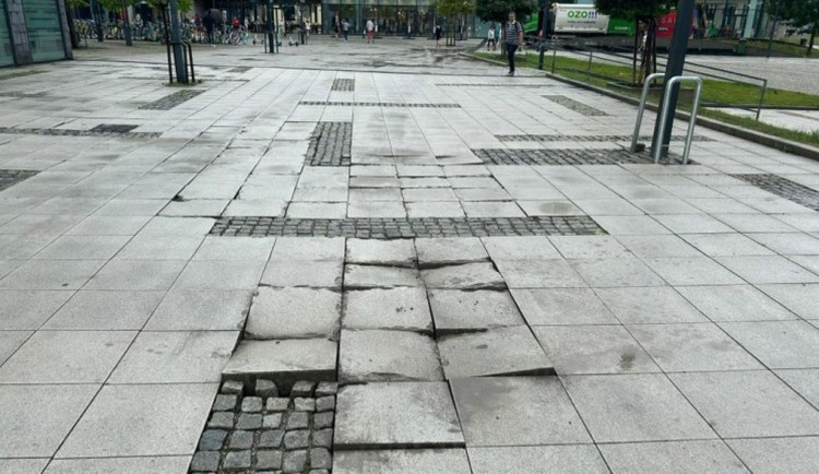 Poškozená dlažba na Nové Karolině