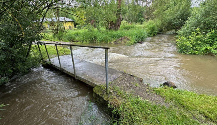 Po deštích vystoupaly toky v podhůří Beskyd na povodňové stupně