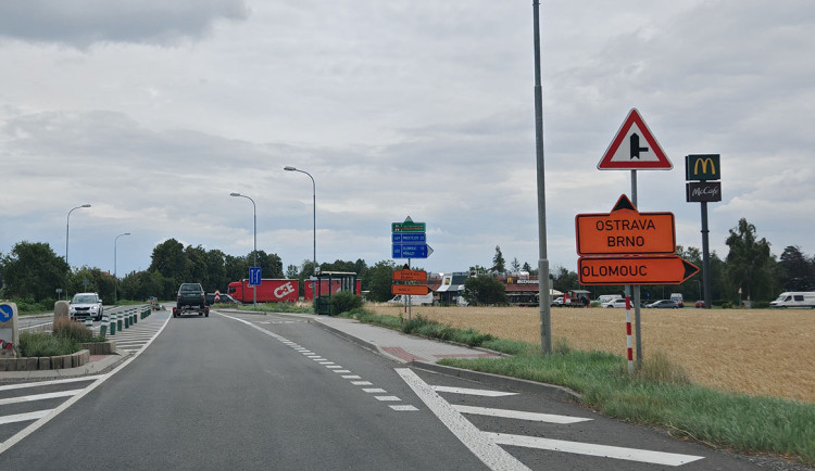 VIDEO: Kolony a nečekané zajížďky. Část řidičů lamentuje nad novým řešením D35 u Olomouce