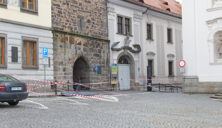 Odstartovaly práce na Černé věži. Kvůli častým sebevraždám uzavře ochoz ochranná síť