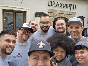 Lidé si myslí, že pěna je podfuk, říká výčepní, který ve Švédsku boří mýty o plzeňském pivu