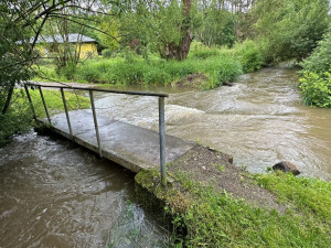 Po deštích vystoupaly toky v podhůří Beskyd na povodňové stupně