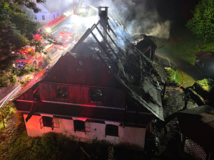 Požár rodinného domu likvidovalo osm jednotek hasičů. Plameny způsobily škodu za tři miliony