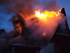 Požár rodinného domu likvidovalo osm jednotek hasičů. Plameny způsobily škodu za tři miliony