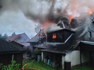 Požár rodinného domu likvidovalo osm jednotek hasičů. Plameny způsobily škodu za tři miliony