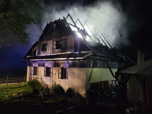 Požár rodinného domu likvidovalo osm jednotek hasičů. Plameny způsobily škodu za tři miliony