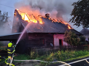 Požár rodinného domu likvidovalo osm jednotek hasičů. Plameny způsobily škodu za tři miliony