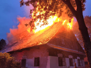 Požár rodinného domu likvidovalo osm jednotek hasičů. Plameny způsobily škodu za tři miliony