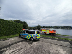 VIDEO: Hasiči spolu s potápěči lovili auto z vodní nádrže, řidička ho nezabrzdila