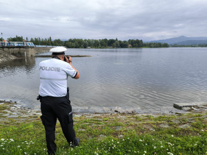 VIDEO: Hasiči spolu s potápěči lovili auto z vodní nádrže, řidička ho nezabrzdila