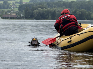 VIDEO: Hasiči spolu s potápěči lovili auto z vodní nádrže, řidička ho nezabrzdila