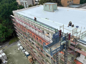 V rekonstrukcích hlavních budov pokračuje za provozu Rehabilitační ústav Hrabyně a Chuchelná