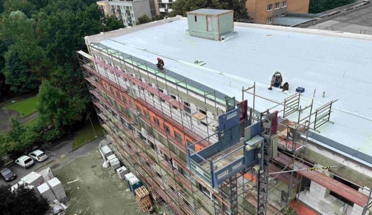 V rekonstrukcích hlavních budov pokračuje za provozu Rehabilitační ústav Hrabyně a Chuchelná