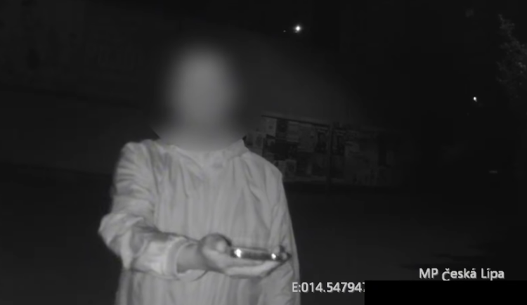 Omlouvám se, pane policajt. Muž chtěl platit jen bezkontaktně, museli přijet strážníci