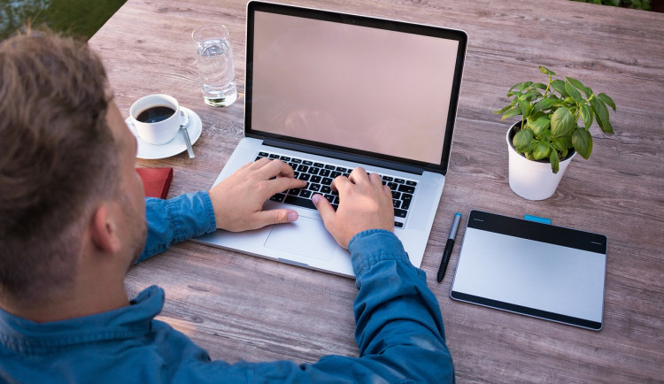 Falešný inzerát na prodej maringotky: Policie řeší podvody na Rychnovsku