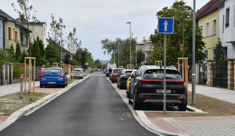 Ulice Kapitána Jaroše se opravovala od loňského podzimu. Staré stromy nahradily mladé stromky