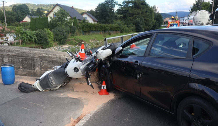 Pro motorkáře letěl vrtulník. V Adolfovicích ho při odbočování srazil osmnáctiletý řidič