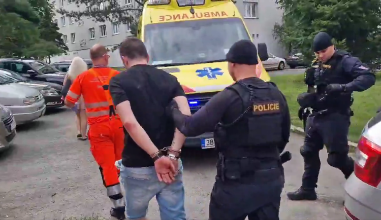 Agresor s plynovkou a paralyzérem terorizoval dům v Brně, skončil v poutech