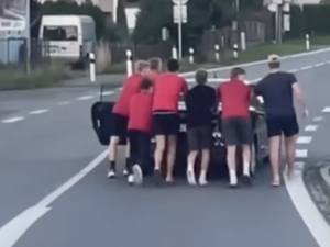 VIDEO: Dorostenci Ocelářů zářili nejen na ledě, ale i na silnici. Pomohli řidiči v nouzi