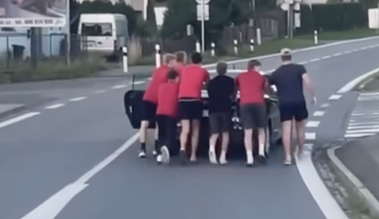 Dorostenci Ocelářů zářili nejen na ledě, ale i na silnici. Pomohli řidiči v nouzi.