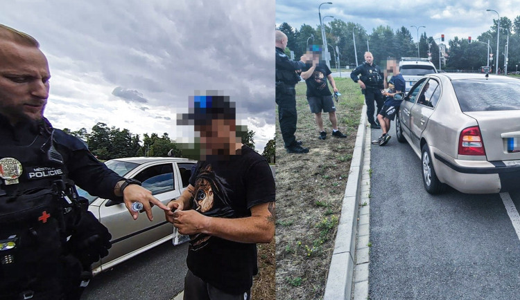 Podezřelý motorista upoutal pozornost policie tím, že se přehnaně snažil být nenápadný