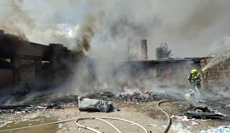 Hasiči ukončili zásah v Suchonicích. Škoda dosáhla 19 milionů korun