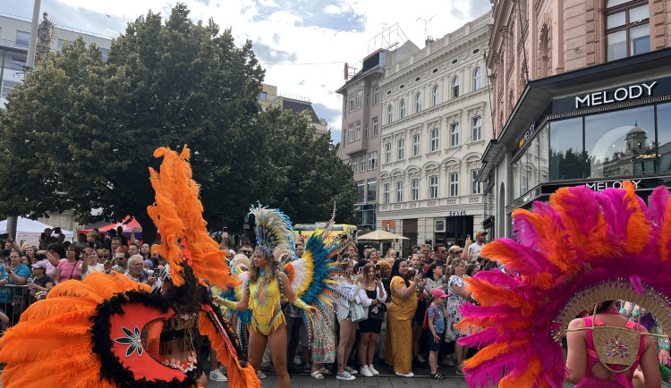 VIDEO: Ulicemi Brna se prohnal karnevalový průvod. Přenesl místní do exotické Brazílie