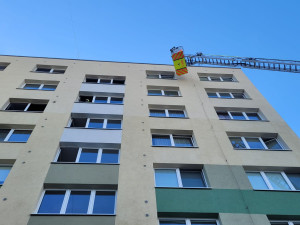 Panelák v plamenech. V Opavě hořelo, záchranáři ošetřili devět lidí