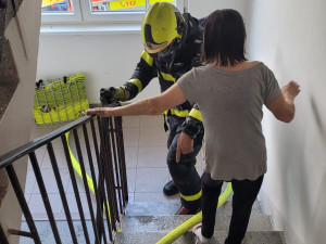 Panelák v plamenech. V Opavě hořelo, záchranáři ošetřili devět lidí