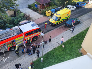 Panelák v plamenech. V Opavě hořelo, záchranáři ošetřili devět lidí