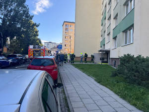 Panelák v plamenech. V Opavě hořelo, záchranáři ošetřili devět lidí